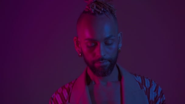 Neon Light Studio Närbild Porträtt Snygg Svart Homosexuell Man Ser — Stockvideo
