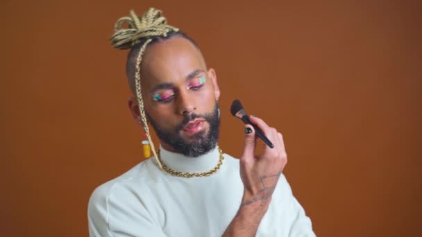 Hombre Maquillador Que Prepara Para Fiesta Aplica Fundación Con Cepillo — Vídeos de Stock