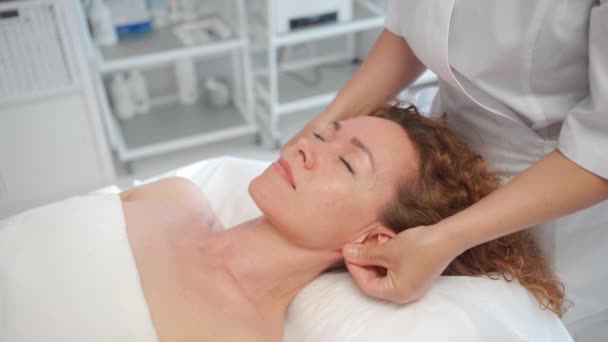 Massage Therapeutin Massiert Kopf Schultern Und Nacken Der Frau Der — Stockvideo