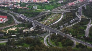Lizbon 'da yoğun otoyolda giden araçların hava görüntüsü, Avrupa' da köprü ve yol kavşağı, Sonbahar Günü