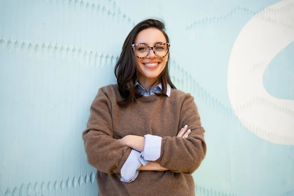 Glückliche Frau Mit Brille Freien Auf Blauem Hintergrund Positive Menschen lizenzfreie Stockbilder