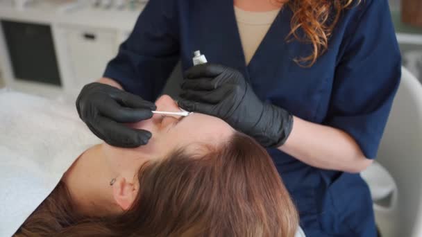 Cosmetologia Estética Mestre Aplique Anestesiar Sobrancelha Maquiagem Permanente Tatuagem Permanente — Vídeo de Stock