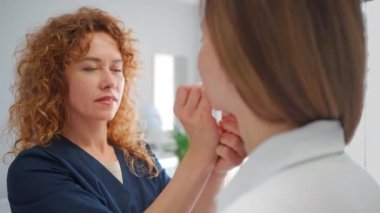 Makyöz, dudaklarında kalıcı dövme olması için kalemle işaret bırakır. Kalıcı makyaj dövmesi. Profesyonel makyaj ve cilt bakımı kozmetolojisi