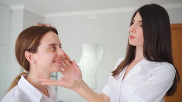 Schoonheidsspecialiste Markering Gezicht Voor Vulmiddel Injectie Cosmetoloog Markeert Stippen Voor — Stockvideo