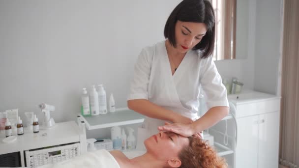 Massagetherapeutin Mit Medizinischer Maske Massiert Kopf Schultern Und Nacken Der — Stockvideo
