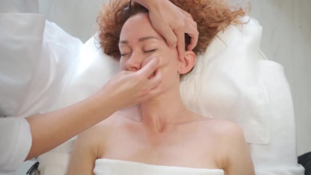 Massagetherapeutin Massiert Kopf Schultern Und Nacken Der Frau Kosmetikschrank Kosmetikerin — Stockvideo