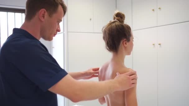 Frau Auf Physiotherapie Reha Zentrum Physiotherapeut Hilft Patienten Mit Rückenschmerzen — Stockvideo