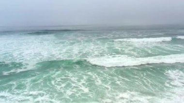 Sisli Okyanus Hava Görüntüsü, Atlantik Okyanusu 'nda İHA' dan gelen fırtına ve sis. Sonbahar günü