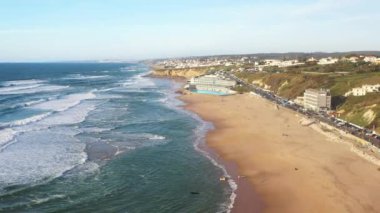 Praia Grande, Portekiz sahilinde gün batımı. Portekiz 'in Praia Grande plajında güzel bir günbatımı. Praia Grande plajı. Atlantik sahili manzarası ve büyük dalgalar. Colares, Sintra, Portekiz.