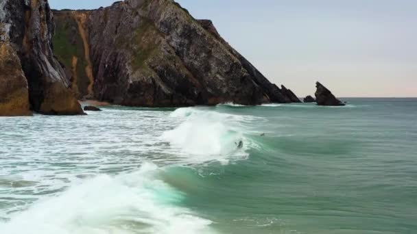 Hava Manzaralı Tanımlanamayan Sörfçüler Dalgıç Kıyafetli Arkadaşlar Atlantik Okyanusu Nda — Stok video