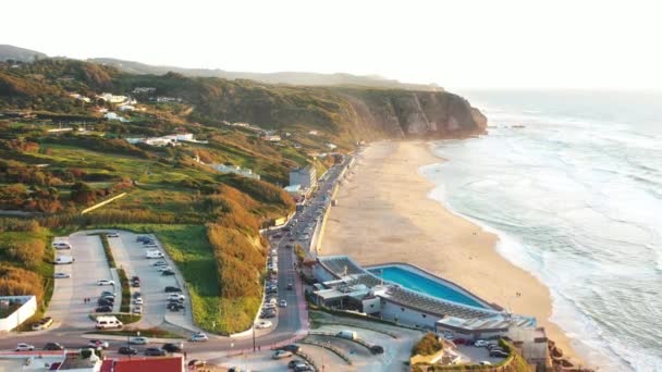 석양은 포르투갈의 그란데 해변에 포르투갈의 그란데 해변의 아름다운 그란데 대서양 — 비디오