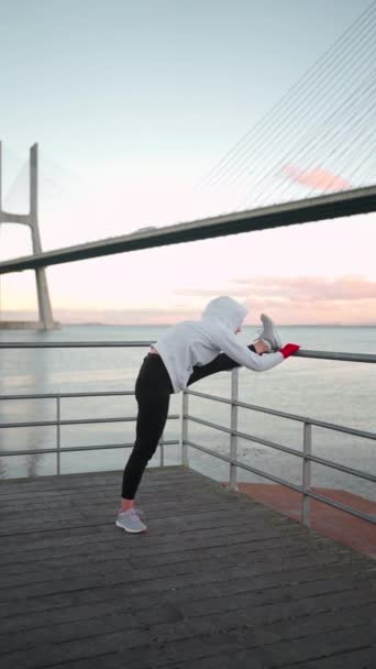 Középkorú Nyújtja Lábait Kickbox Gyakorlatok Előtt Kaukázusi Atlétikai Nem Tüdő — Stock videók