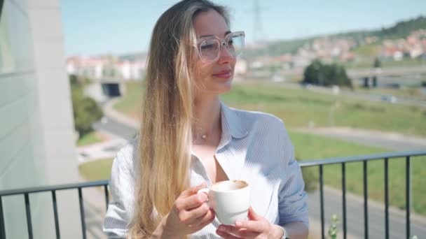 Empresária Desfrutar Café Manhã Terraço Restaurante Bela Fêmea Usando Óculos — Vídeo de Stock