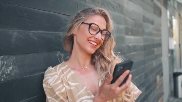 Jovem Excitada Lendo Smartphone Expressando Felicidade Sobre Ótimas Notícias Feminino — Vídeo de Stock