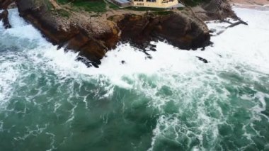 Lizbon 'da Portekiz' in Atlantik Kıyısı 'nın Hava Aracı Görüntüsü, Gündoğumunda Kayalara Karşı Çarpan ve Kırılan Dalgalar, Sintra, Praia da Adraga plajı