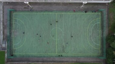 Futbolcular büyük yeşil stadyumda maç antrenmanı yapacak ve yarışmaya hazırlanacaklar. Bir grup sporcu futbol şampiyonası için hazırlanıyor.