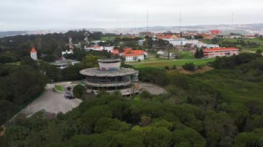 Lizbon 'daki Derelict Binası Monsanto Belvedere Panoramik Lokantası 10 yıldan uzun süredir terk edilmiş durumda. Kullanım dışılığının bozulmasını gösteriyor. Hava görünümü