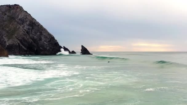 在大西洋 穿着湿衣的未透露姓名的冲浪朋友们喜欢游泳和冲浪 是的无人机视图 — 图库视频影像