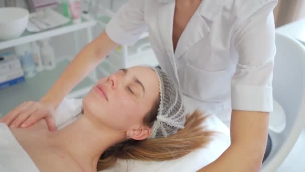 Massagista Massageando Cabeça Ombros Pescoço Para Mulher Clínica Cosmetologia Esteticista — Vídeo de Stock