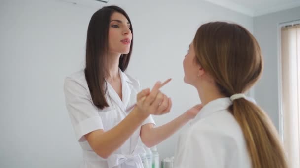 審美的な美容クリニック 美容師は化粧品の手順の前に患者の顔にマークを作ります 美容師は注射前に顔をマーク手順 — ストック動画