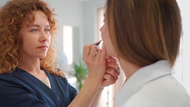 Kvinde Kosmetolog Tegning Form Forbedre Korrigere Omrids Læber Til Klient – Stock-video