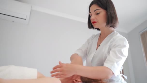 Gesichtsmassage Für Die Frau Für Strahlende Glatte Und Gesunde Hautpflege — Stockvideo