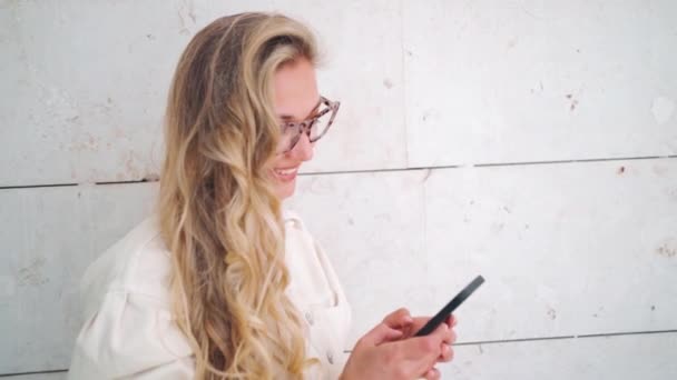 Jonge Aantrekkelijke Blonde Vrouw Straat Met Een Smartphone Met Een — Stockvideo