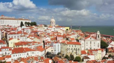 Alfama 'nın havadan görünüşü, Lizbon' un eski bir kısmı, Portekiz. Santa Engracia Kilisesi.