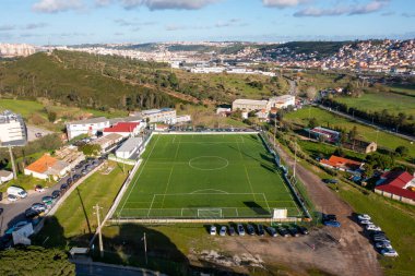 Futbol sahasının havadan görünüşü, şehirde antrenman ve yarışma için halk futbol sahası.