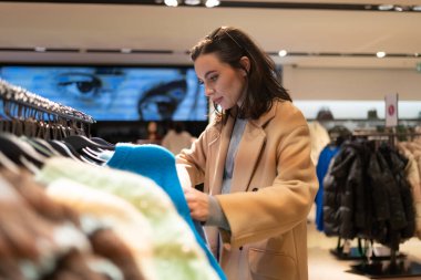 Alışveriş, kıyafet seçimi, gardırop ilhamı ya da ucuzluk mağazasında ya da butikte perakende tasarım fikirleri. Moda indirimi, satışı veya tanıtımında müşteri, öğrenci veya insan hizmetleri