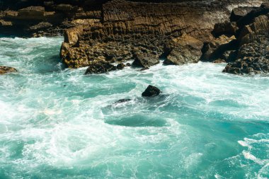 Atlantik okyanusu. Fırtınalı bir yaz günü Kayalık sahilde büyük bir deniz dalgası. Beaty doğada. Dramatik deniz manzarası. Sintra Portekiz
