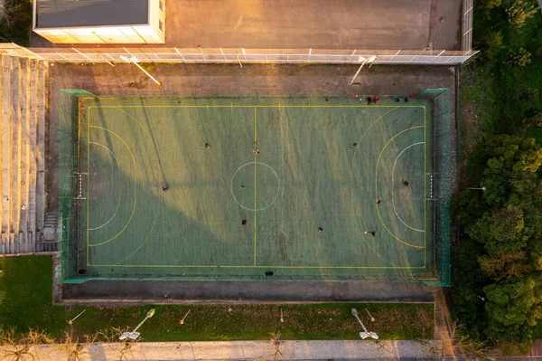 公園内のスポーツコートの空中ビュー サッカーの練習に使われた 最上階だ 晴れた日 ドローン写真 — ストック写真