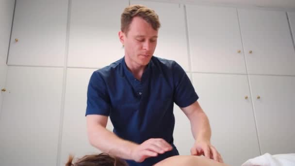 Frau Auf Therapeutischer Wirbelsäulenmassage Klinik Liegend Auf Couch Draufsicht Medizinische — Stockvideo