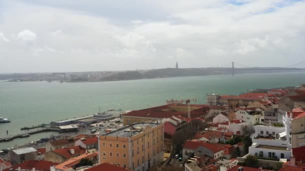 ポルトガルリスボンのダウンタウンの夏の日の空中ビュー リスボン旧市街のスカイラインのドローン映像 歴史地区ポルトガルの首都で日の出にアルファマ リスボン市の歴史的建造物 — ストック動画
