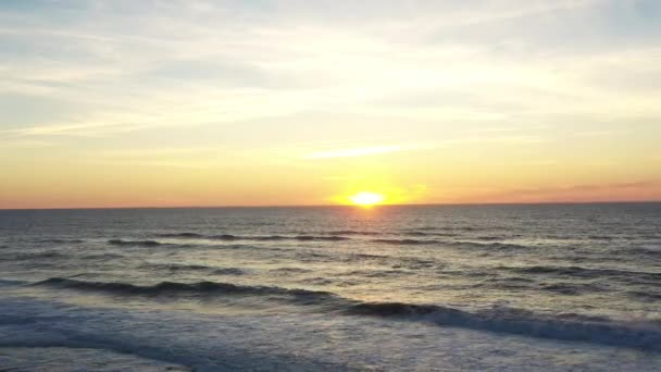Ozeanhorizont Mit Sonnenuntergang Himmel Überfliegen Sturm Auf Dem Meer Luftaufnahme — Stockvideo