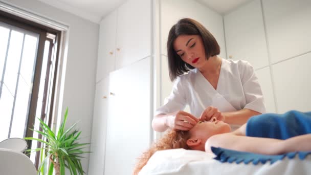 Massagista Massageando Cabeça Ombros Pescoço Para Mulher Gabinete Cosmetologia Esteticista — Vídeo de Stock