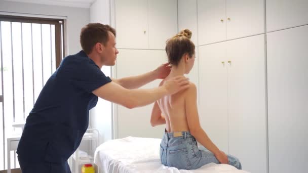 Orthopädin Untersucht Patientin Rücken Und Nacken Bei Physiotherapeutischer Untersuchung Männlicher — Stockvideo