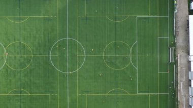 Futbol sahasının havadan görünüşü, şehirde antrenman ve yarışma için halk futbol sahası.