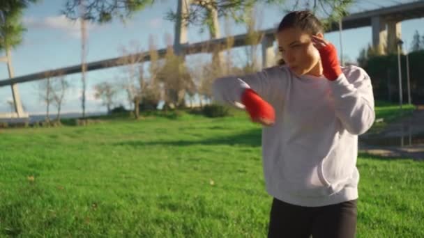 Boksör Boksör Kadın Boksör Elleri Kırmızı Boks Bandına Sarılı Kapüşonlu — Stok video