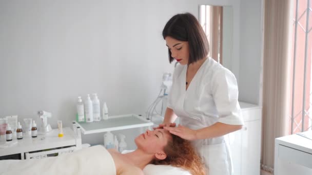 Massage Therapeutin Massiert Kopf Schultern Und Nacken Der Frau Der — Stockvideo