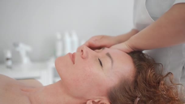 Massagetherapeutin Massiert Kopf Schultern Und Nacken Der Frau Kosmetikschrank Kosmetikerin — Stockvideo