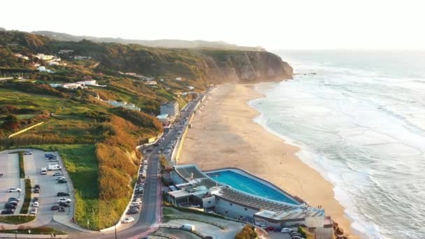 在葡萄牙普拉亚格朗德海滩落日 美丽的日落在葡萄牙的普拉亚格朗德海滩上 普拉亚格朗德海滩纵观大西洋海岸和大浪 Colares Sintra 葡萄牙 — 图库视频影像