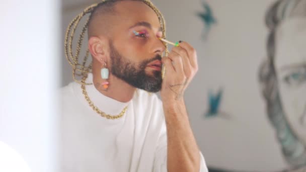 Young Black Transgender Man Applying Make Mascara Eyeshadows Lgbtq Man — ストック動画