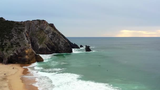 Hava Manzaralı Tanımlanamayan Sörfçüler Dalgıç Kıyafetli Arkadaşlar Günbatımında Atlantik Okyanusu — Stok video