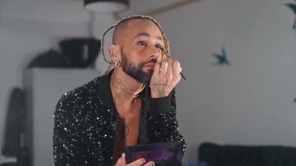 Gej Człowiek Stosując Rzęsy Patrząc Lustro Brazylijski Czarny Etniczny Homoseksualista — Wideo stockowe