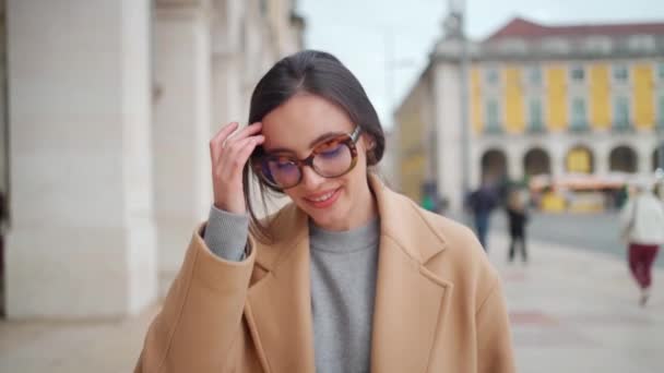 Elegant Kaukasisk Kvinna Beige Rock Och Hornrimmade Glasögon Promenader European — Stockvideo