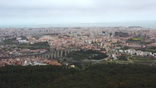 葡萄牙里斯本的输水管道和公路交通 — 图库视频影像