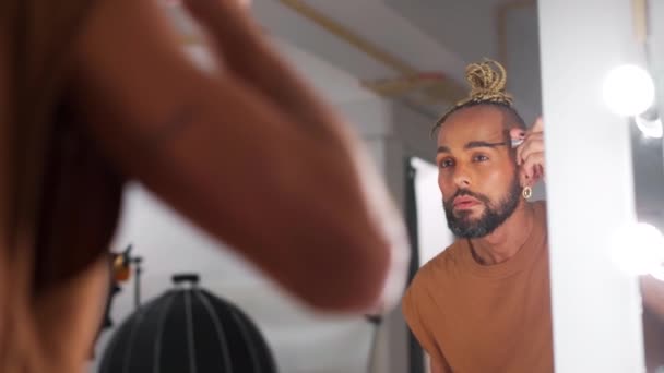 Hombre Homosexual Guapo Con Barba Maquillándose Las Cejas Comunidad Lgbt — Vídeo de stock