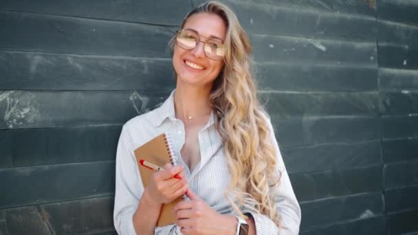 Óculos Womanin Segurando Caderno Papel Mão Pronto Para Escrever Ideia — Vídeo de Stock