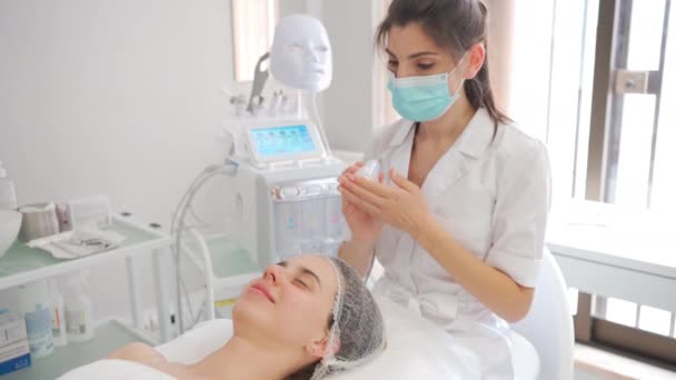 Estetik Kozmetoloji Tedavisi Yüz Gerdirme Uzman Dokunuşu Kadın Kozmetik Uzmanı — Stok video